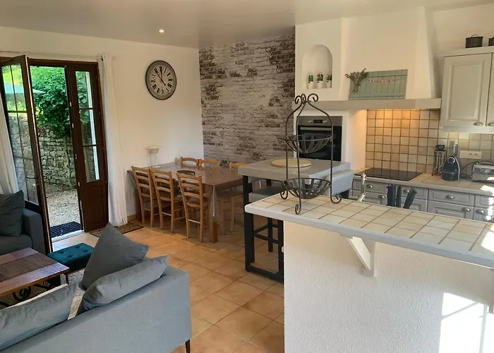 - Le Petit Noyer بيت للعطل