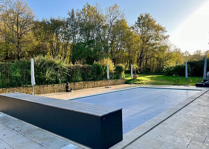 - Le Petit Noyer بيت للعطل